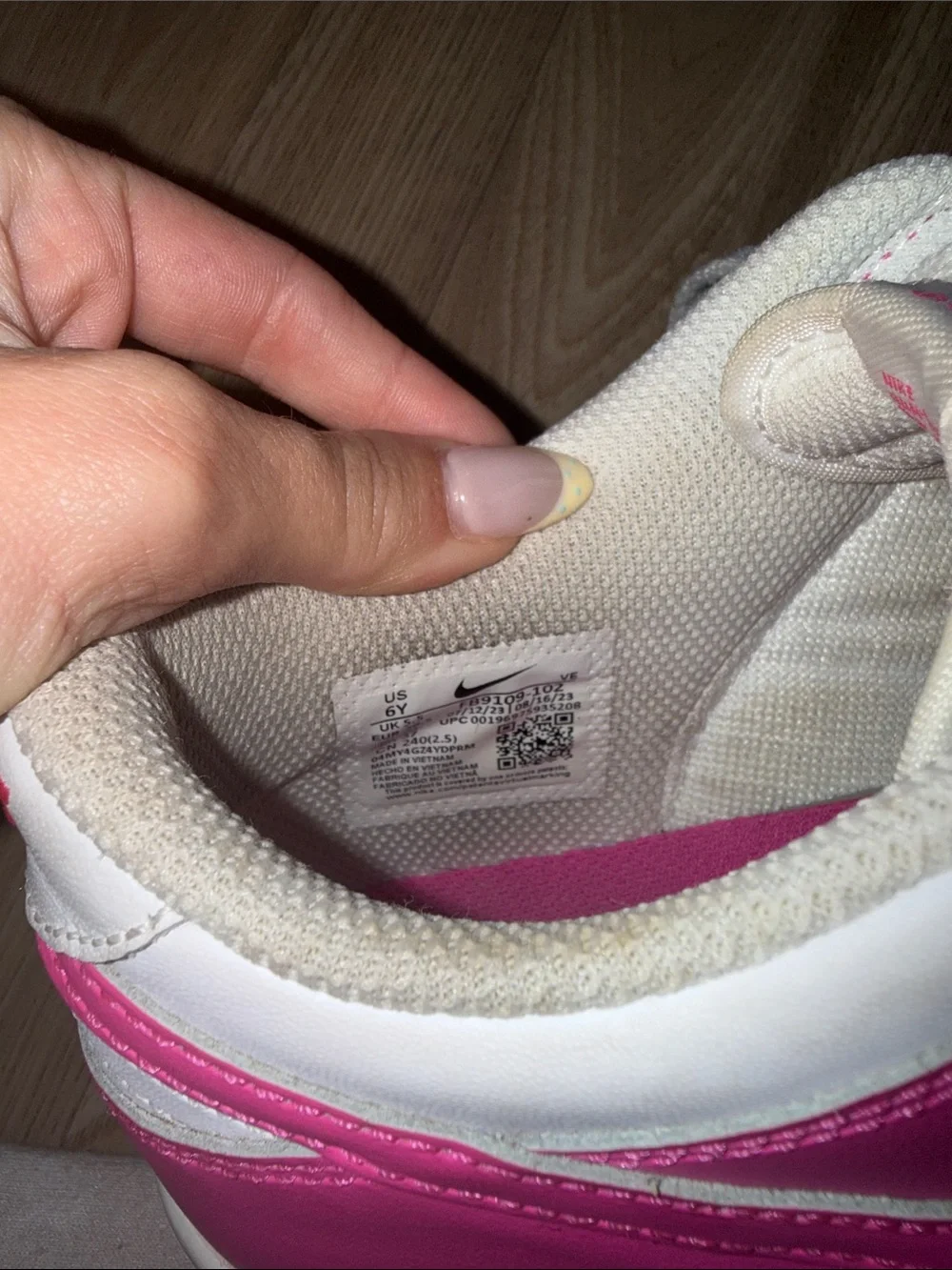 Nike Kids Low-Top Sneakers in Hot Pink and White